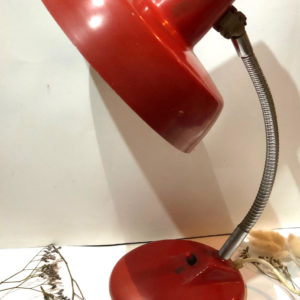 H36 מנורה קשת שולחנית אדומה